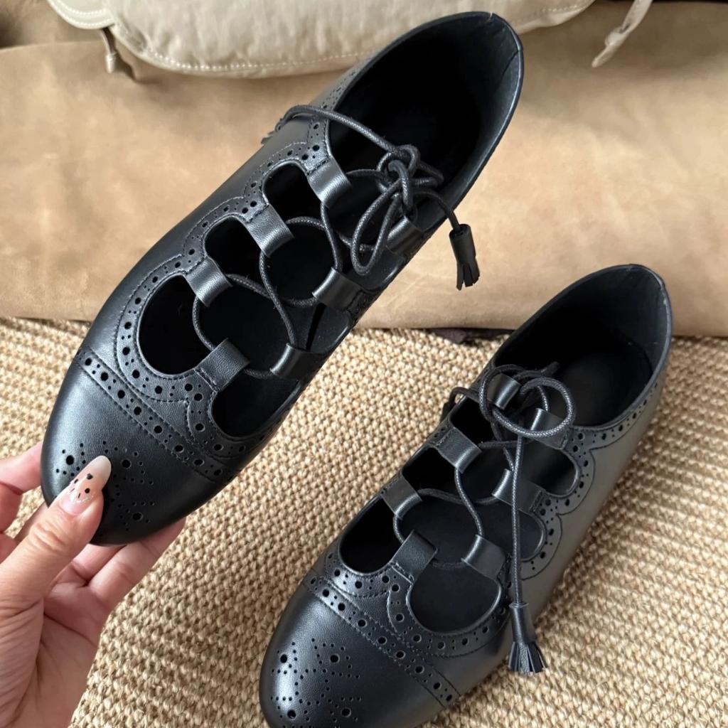 Französische hohle gravierte Ballett-Einzelschuhe Damen Brock flache lässige kleine Lederschuhe weiße Riemen Mary Jane Schuhe