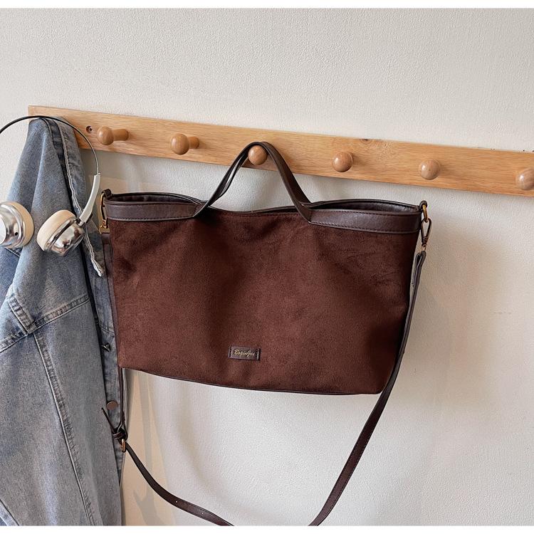 

Ручная большая сумка женская 2025 новая высококлассная ретро сумка-тоут модная полированная на плечо сумка-мессенджер тренд