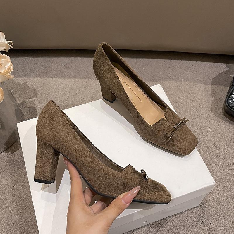 Hoher Design-Sinn Nische Klein V-förmiger quadratischer Absatz Temperament High Heels Damen dicker Absatz Einzelne Schuhe Schleife