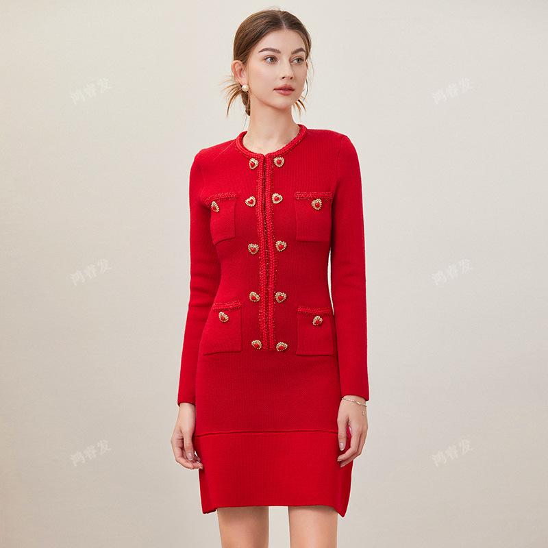 Elegant French High-End Mid-Length Knitted Dress with Heart Buckle for Early Spring