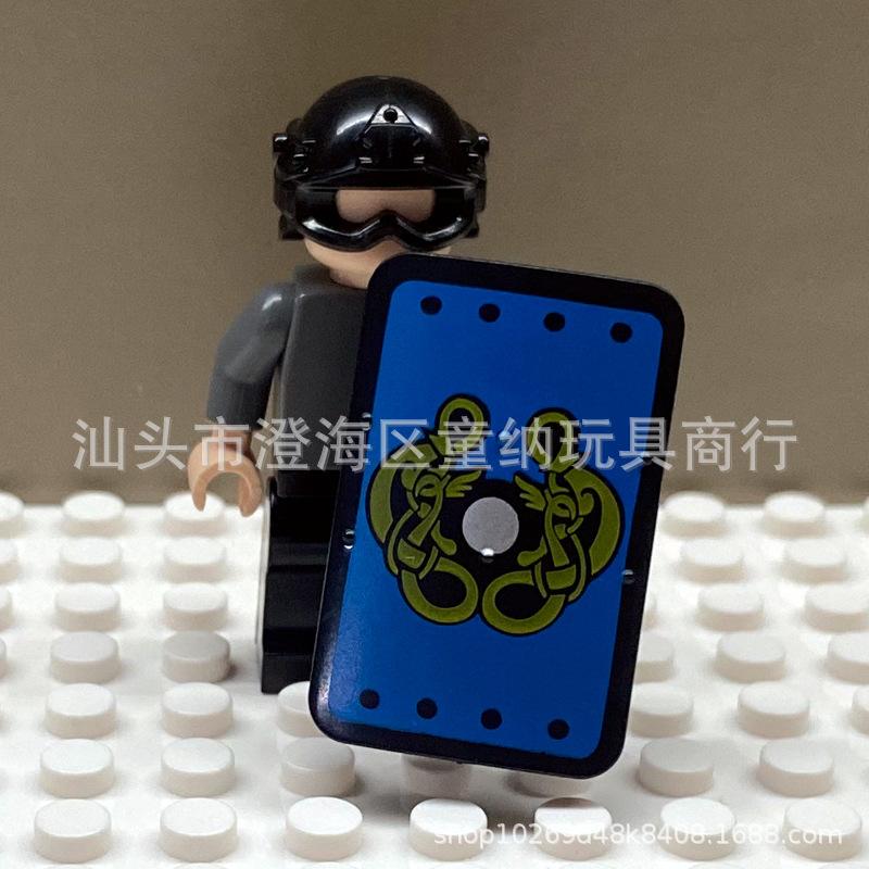 

Building Block Figure Holding Shield, Compatible With Medieval Soldier Weapons And Equipment