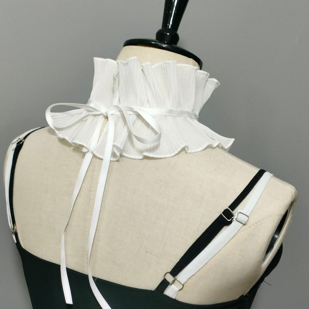 Hofstil, Orgelfalten, kleiner Halskrausen-Kragenriemen, falsche Kragenleistung