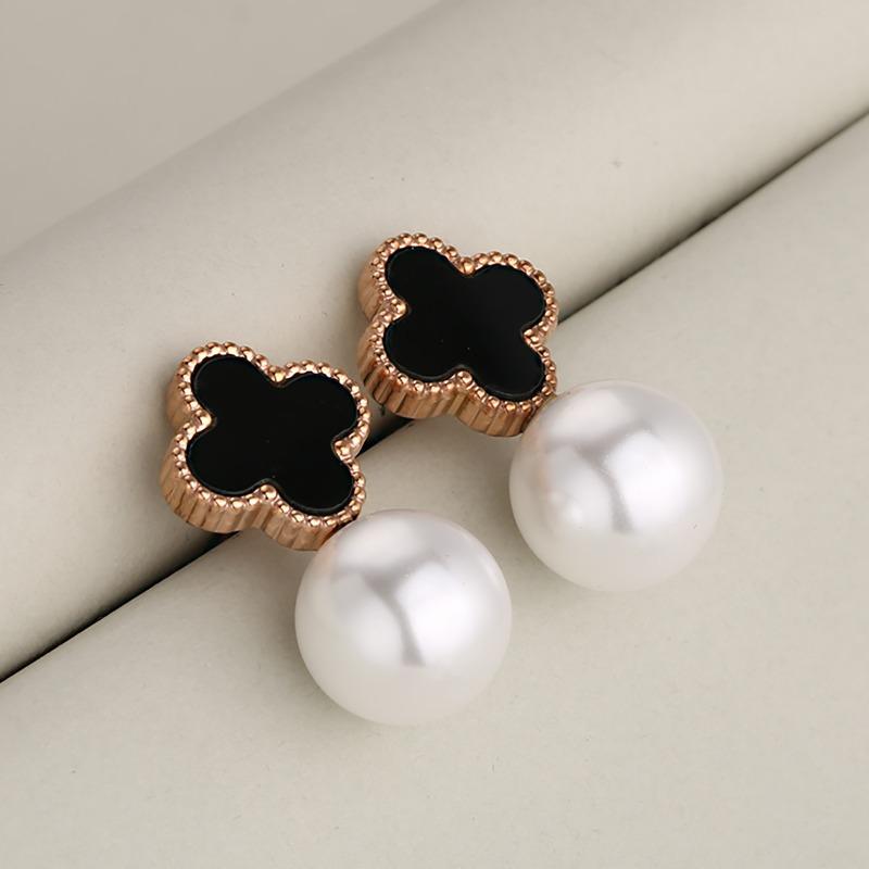 Fashionable, minimalist, retro Korean version Lucky Clover Pearl stainless steel earrings