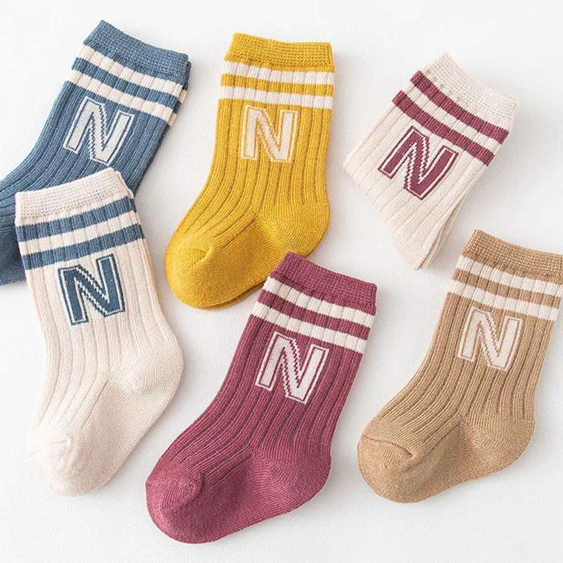 Herbst Baby Buchstaben Stickerei Baumwolle Boden Schlauchstrümpfe Koreanische Kinder Strick Weich Mode Kniehoch Lange Socken für Säuglingsjungen Mädchen