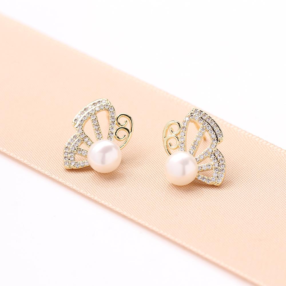 Temperament: Sweet and Stone-inlaid Butterfly Stud Earrings, Exquisite and Versatile, Small Earrings, Gold-plated 9925 Silver Needle Freshwater Pear