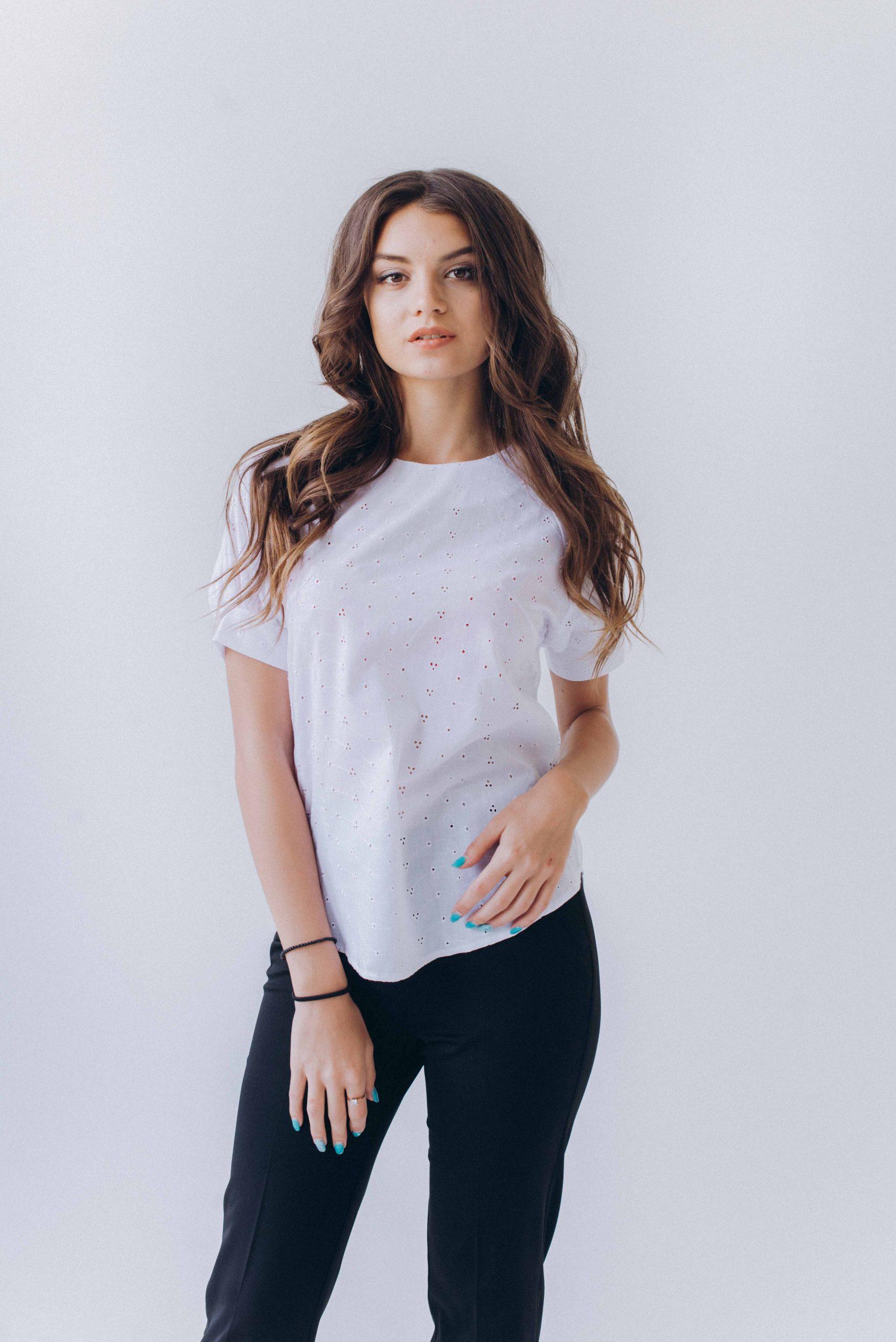 

Легка блуза з вишивкою короткий рукав закруглений низ 34 білий