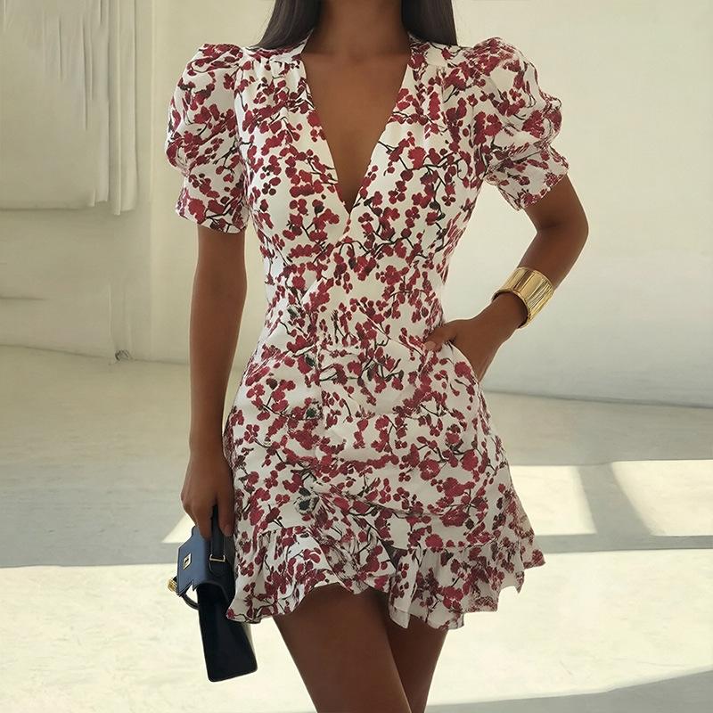 Neue Sommermodelle, europäische und amerikanische Damenbekleidung, modisches und elegantes Kleid mit V-Ausschnitt, Aufdruck und Rüschensaum
