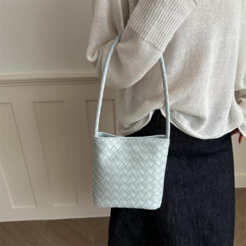 Tide bag women's new crossbody woven bucket bag simple casual shoulder bag commuter armpit bag