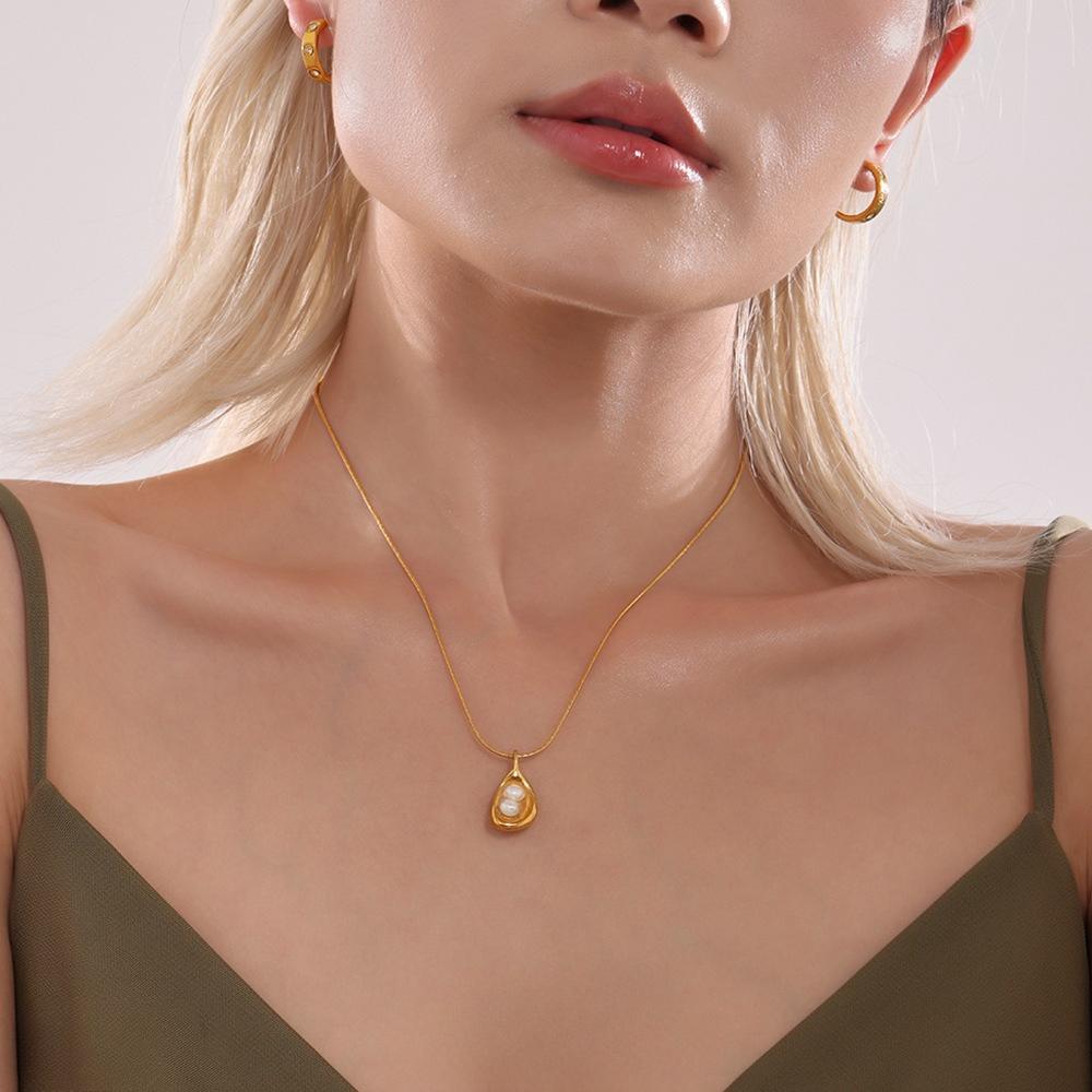 Stylish freshwater pearl versatile high-end necklace personalized simple titanium steel gold-plated