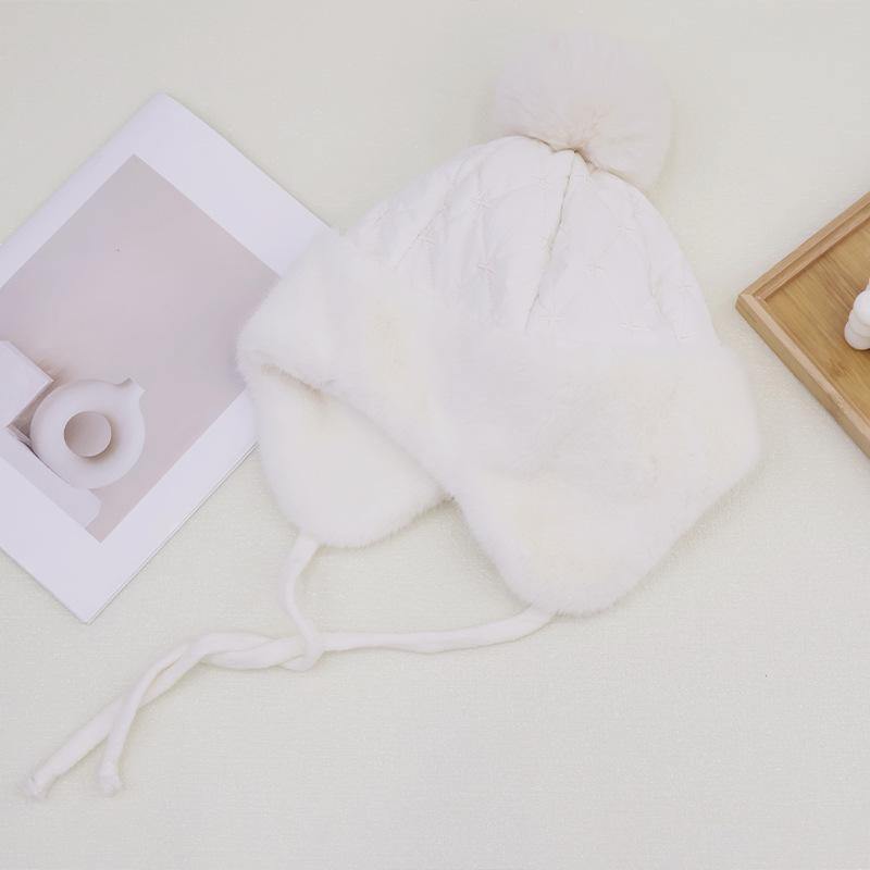 Módní klobouk Dámský Podzimní a Zimní Teplý Větruodolný Ochrana Uší Klobouk Lei Feng Vlasová bambulka Zesílený Nadýchaný Klobouk