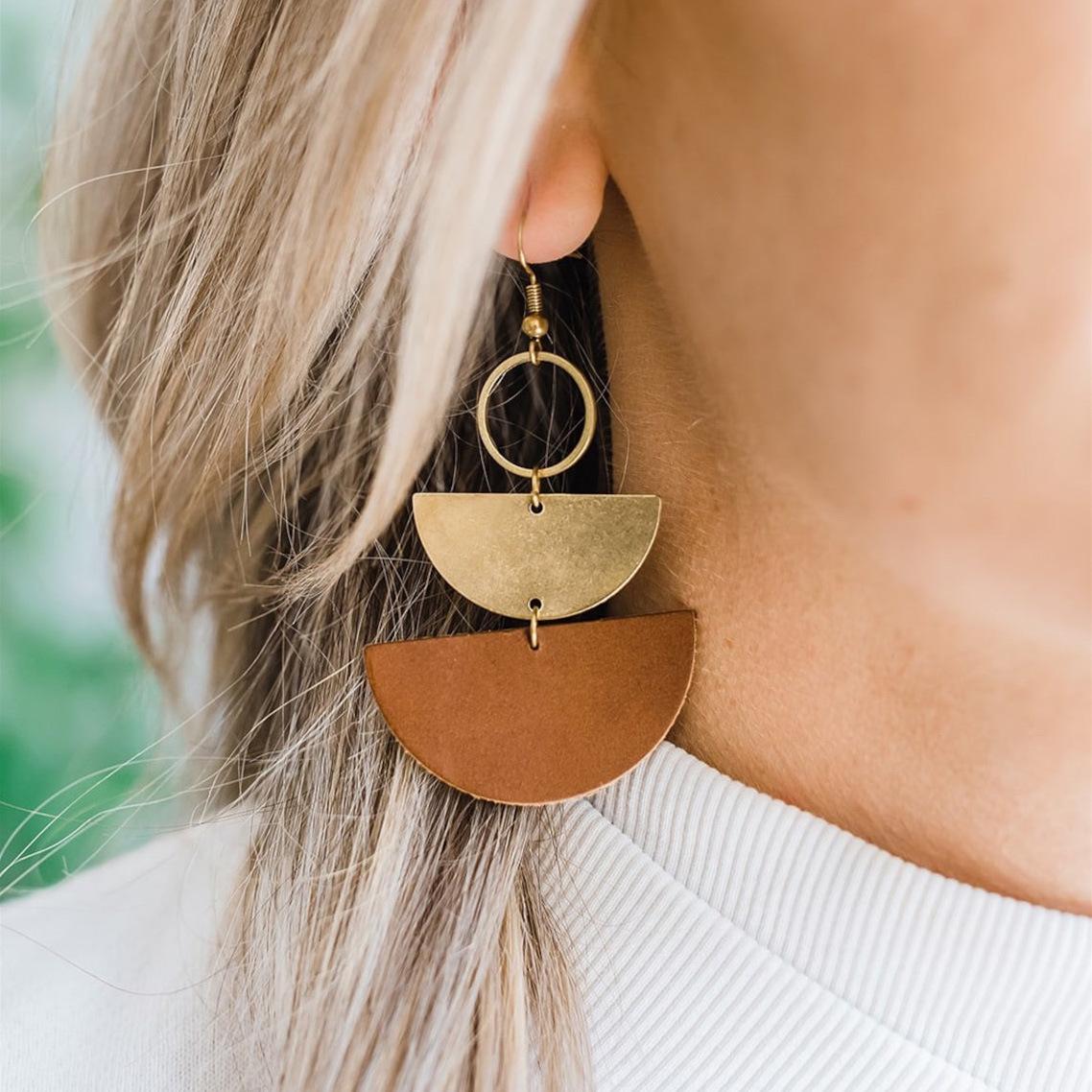 

Geometric Leather & Metal Crescent Dangle Earrings коричневий