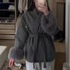 Kort trenchcoat for dame med dyp V-hals, knytebelte og grå pelskant på mansjettene, elegant avslappet stil