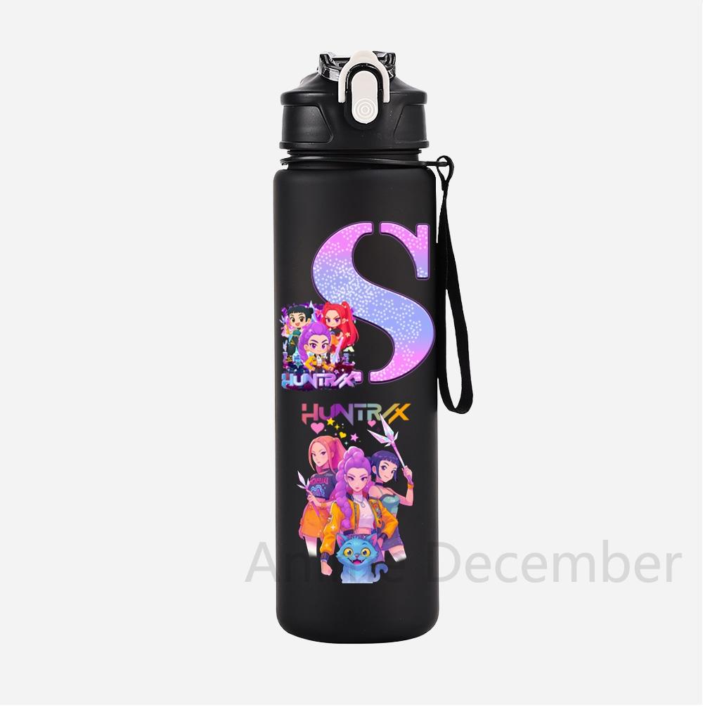 

Аніме K-Pop Мисливці на демонів A-Z Надруковані англійськими літерами Чорна чашка для води Мисливці на демонів Велика місткість Вулична портативна пляшка для пиття для хлопчика дівчинки подарунок