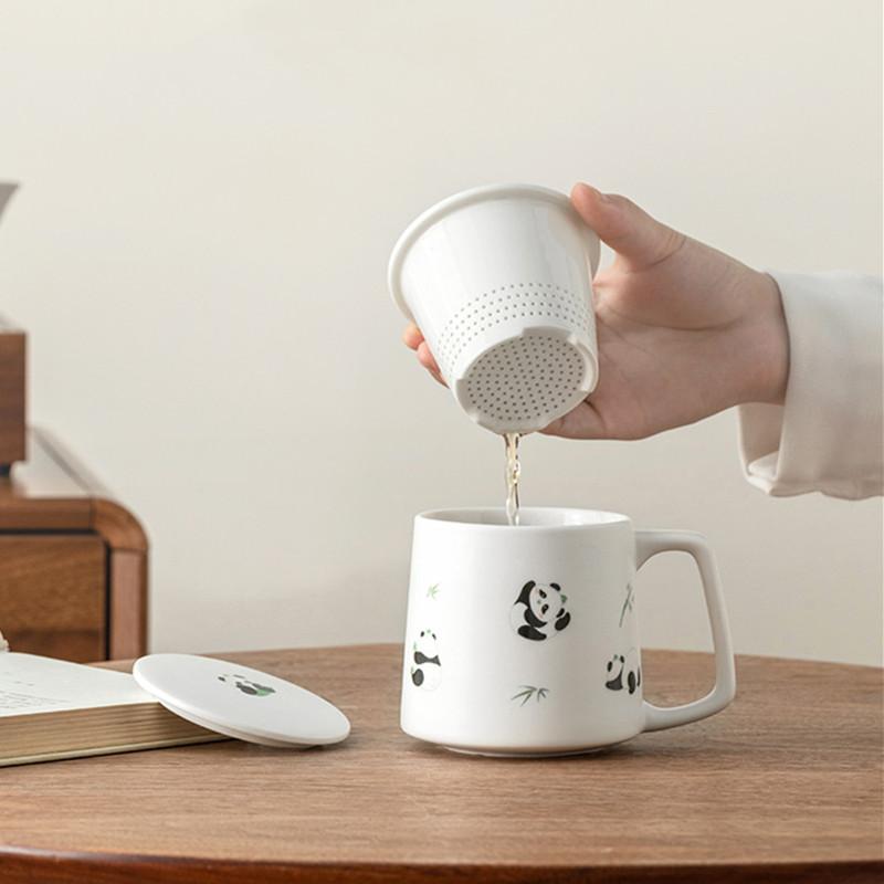 Chinesische Handgefertigte Keramik-Teetasse Niedliche Panda-Musterung Teetasse Büro-Wasserbecher Tee-Wasser-Trennungstasse mit Sieb Teegeschirr 330ml