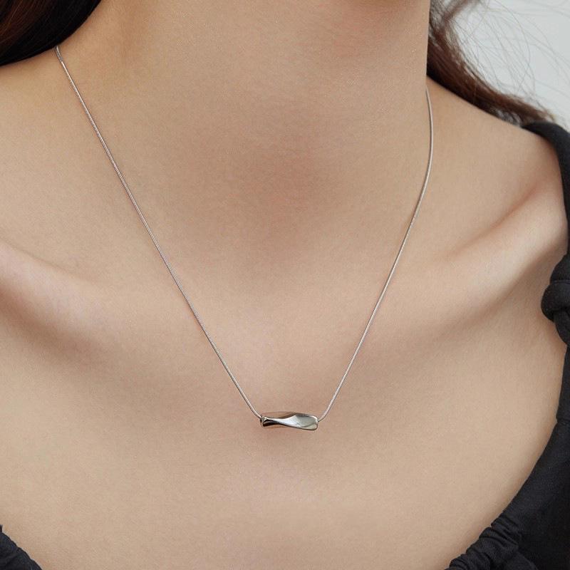 Versatile High-End Geometric Water Drop Necklace for Women - Light Luxury Clavicle Choker