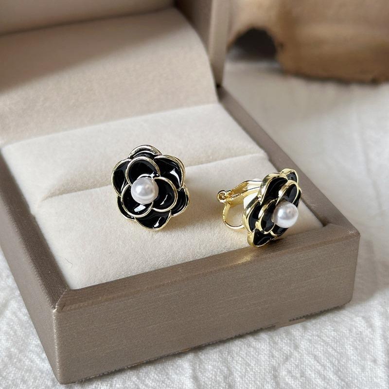 Camellia Temperament No Ear Pierced Ear Clips Pearl Flower Checkerboard Diamond Triangular Ear Clips Niche Earrings Women