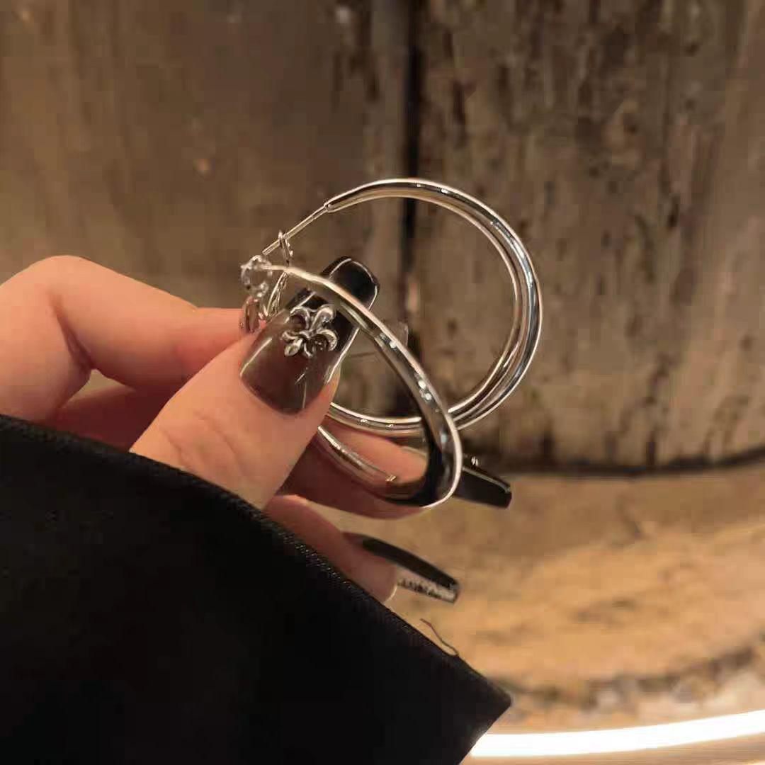 Exaggerated European & American Plain Hoop Earrings: Light Luxury, Simple Versatile Ear Cuffs with Cold Style Fashionable Appeal 3cm hoop pair
