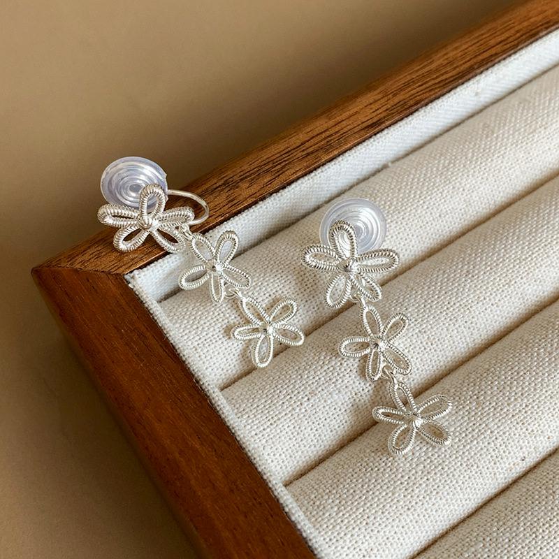 Hollow Flower Sweet Ear Clips for Women - No Piercing Fashionable Earrings with Simple Design