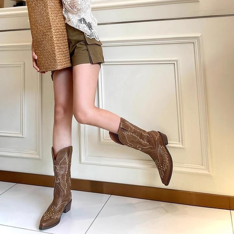 Vernietete Western-Cowboystiefel für Damen, Sommer, Vintage-Stickerei, V-Ausschnitt, spitz zulaufend, braun, dicker Absatz