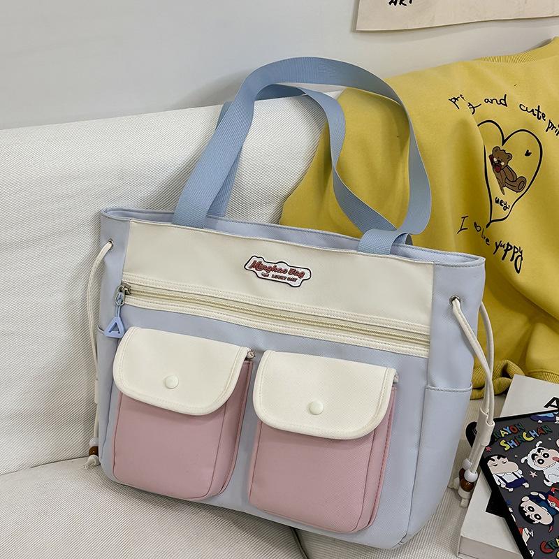 

Сумка-учебник можно носить или носить Сумка-учебник Сумка-учебник Ученики начальной школы носят сумки для книг. Многочисленные сумки Одноплечевая сумка кроссбоди.