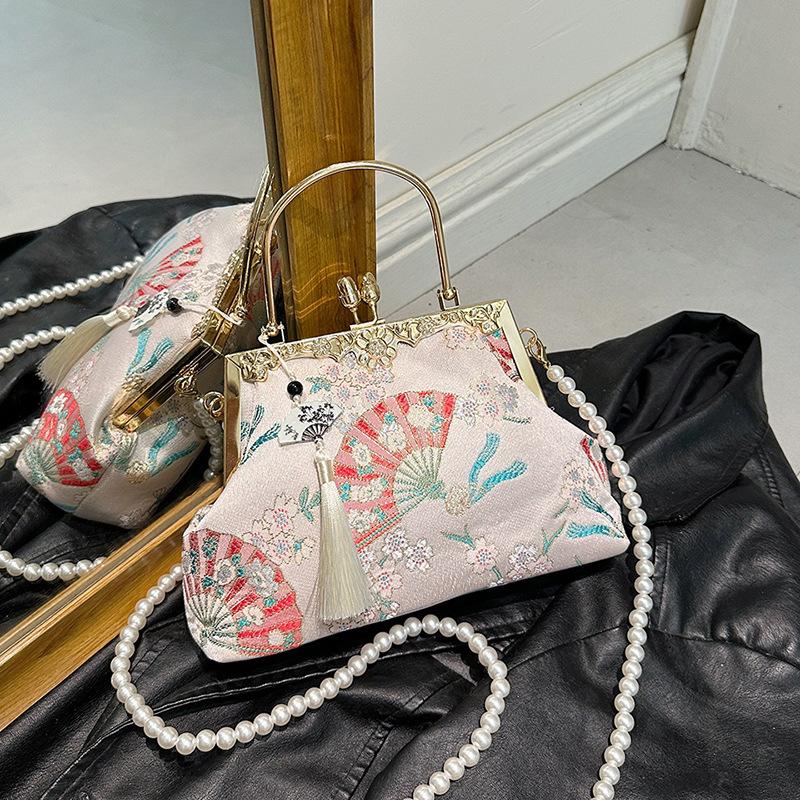 

Сумка в старинном стиле с металлической ручкой, обтянутая ракушками, расшитая бисером сумка через плечо бежевый