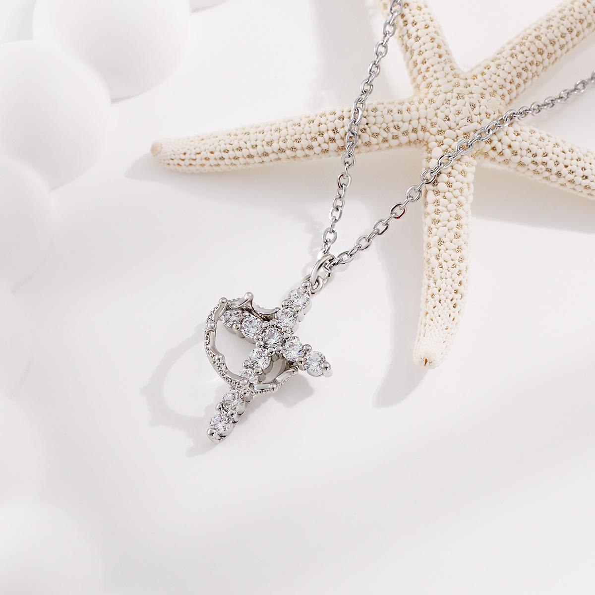 Stylish Rotating Crown Pendant Necklace for Women - Elegant and Versatile