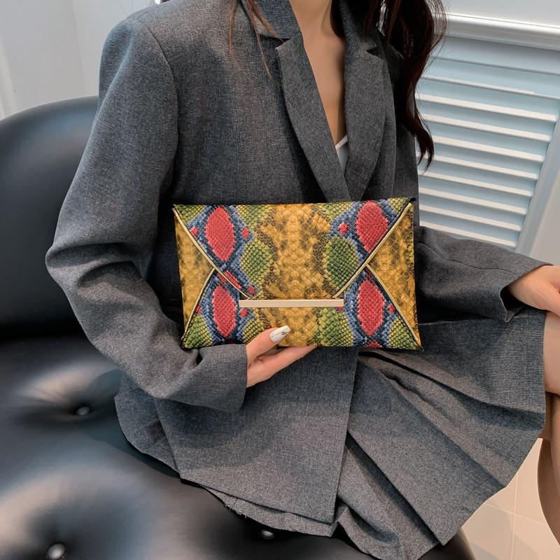 Stylish Women's Mobile Phone Bag Trendy Envelope Clutch With Color Block Design