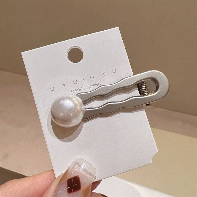 

Fancy Matte Silver Alloy Duckbill Clip Bright Imitation Pearl Minimalist Young Adult Side Clip Fashion Ins Style Barrettes Silver Single