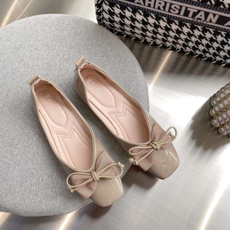 Red single shoes women's spring 2025 new late evening breeze gentle shoes square head beanie shoes flat one pedal ladyshoes