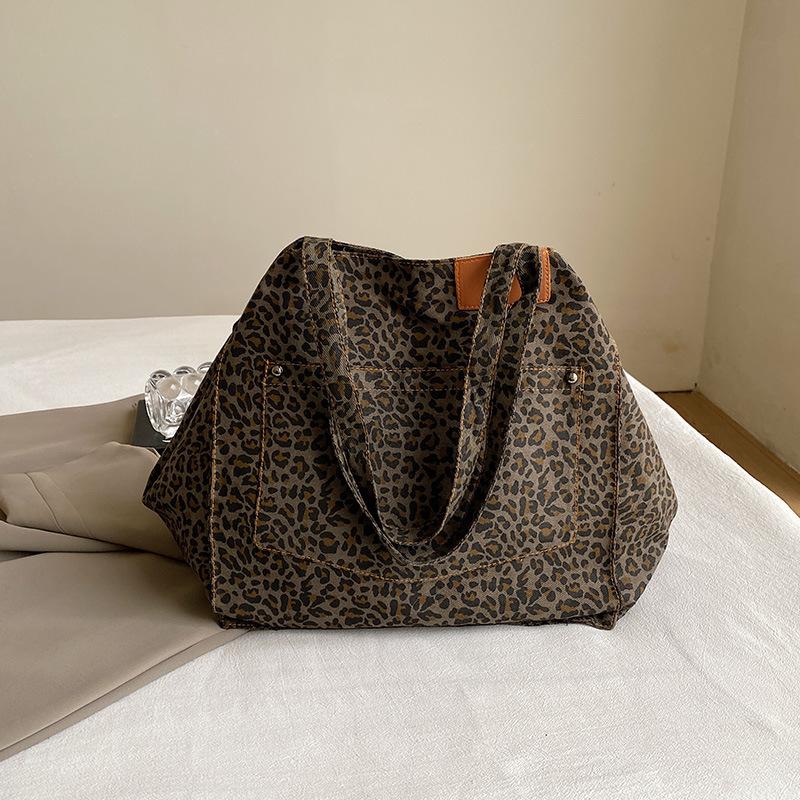Leopard print large-capacity casual handbag women's new personalized fashion trend commuter shoulder underarm tote bag