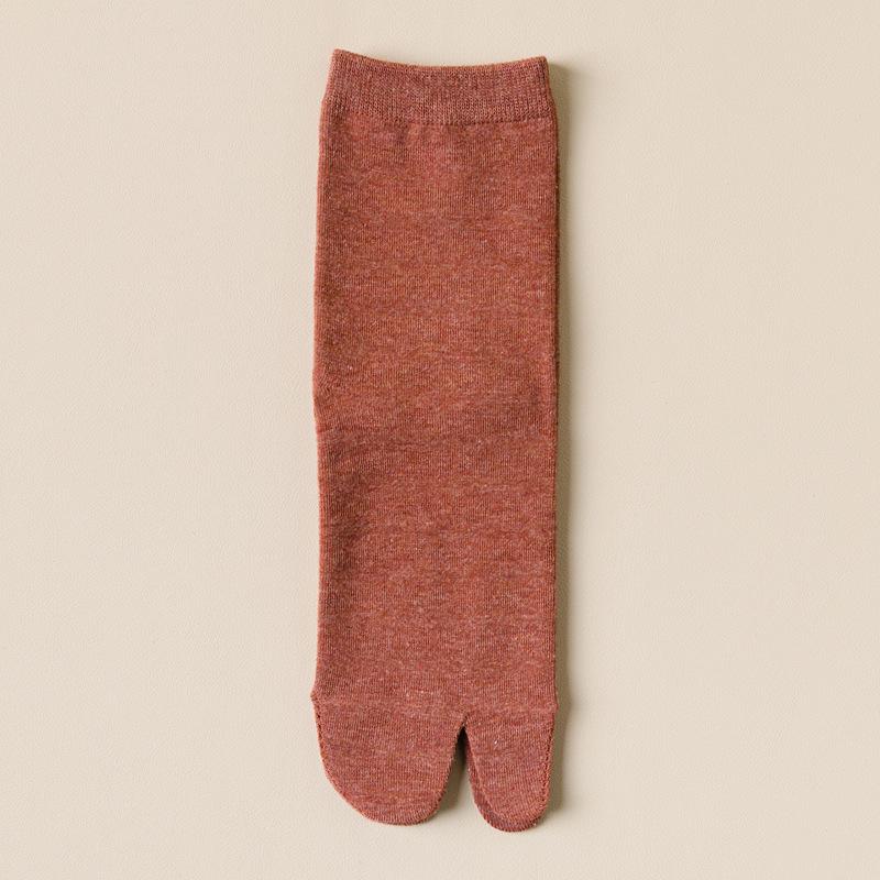 Women's Split Toe Cotton Socks, Mid-Tube, Two-Toe Design, Boneless Seams, Spring/Autumn Style, Comfortable and Pain-Free.