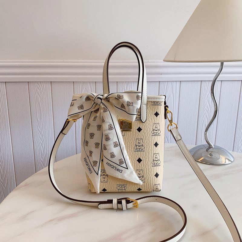 Niche Bag Women's New Fashion Casual Messenger Bag Popular Trend Simple Portable Bucket Bag