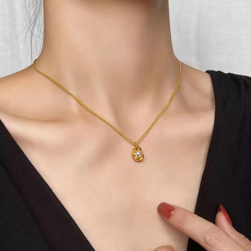 Nickel Silver & Gold-Plated Pearl Pea Necklace - Versatile French Clavicle Chain with Gold Pendant for Fashionable Sweaters