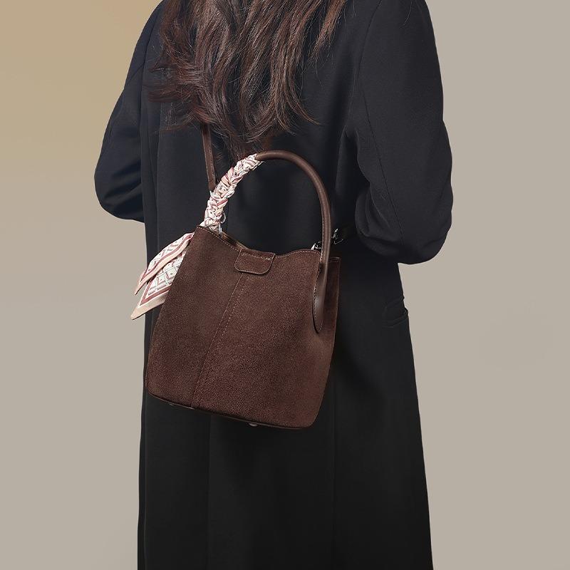 Bucket bag New women's bag Autumn and winter shoulder handbag High-end fashion versatile commuter messenger bag