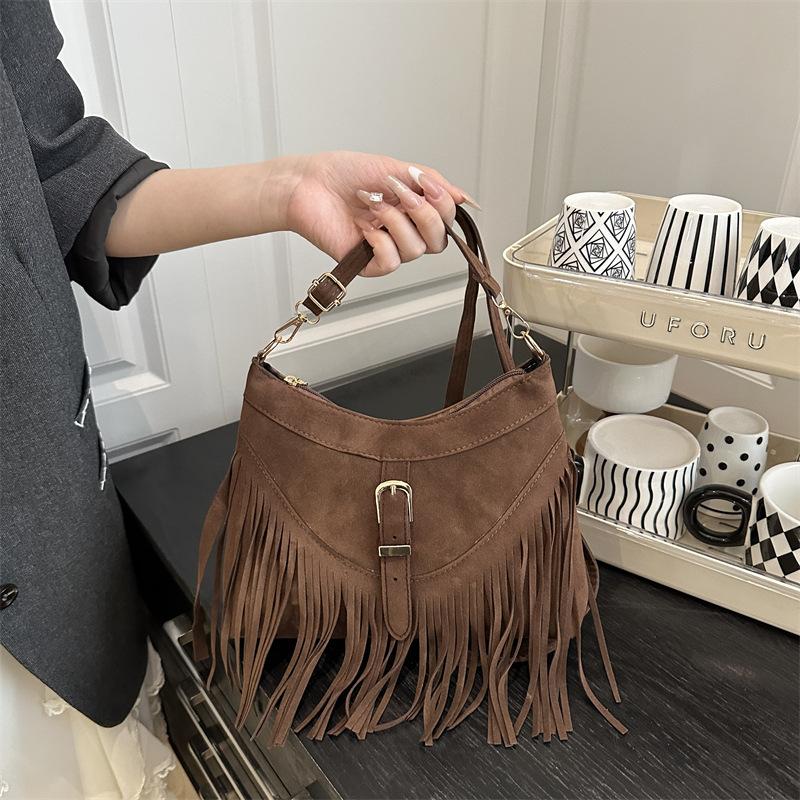 

Трендовая матовая модная сумка-тоут с кисточкой женская, с индивидуальностью, новая, ретро, универсальная, повседневная, для работы, изысканная сумка-мессенджер темно-коричневого