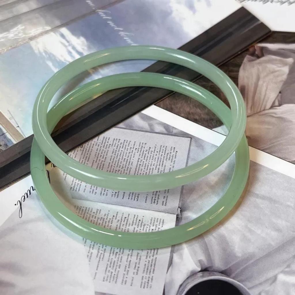 Elegant Chinese Style Jingle Bracelet: Ice-Transparent, Non-Fading Round Bangle Collection
