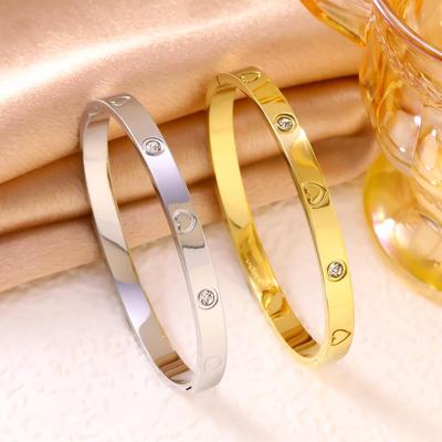 Modisches Titanstahl-Armband mit Diamantenbesatz und Pfirsichherz-Schnalle