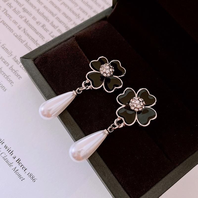 

Silver Needle Diamond Inlaid Oil Flower Pearl Earrings - French Retro Studs