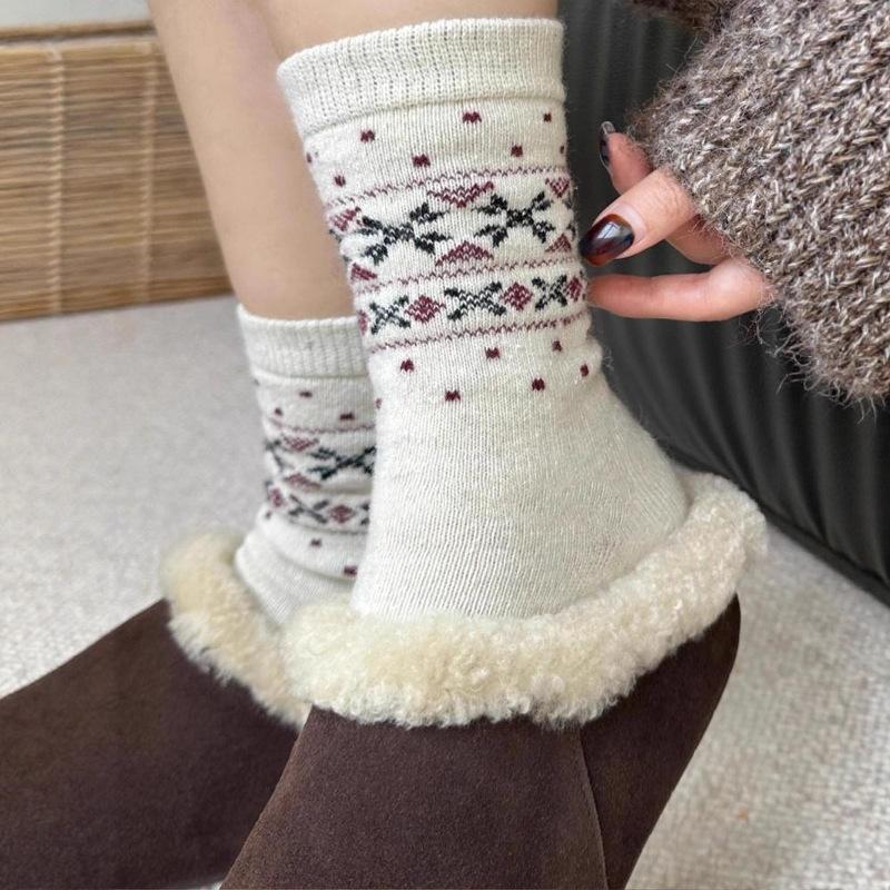 Autumn And Winter New Fair Island Oat Wool Socks Stacked Warm Calf Socks Christmas Rhombus Stockings With Mao Mao Shoes