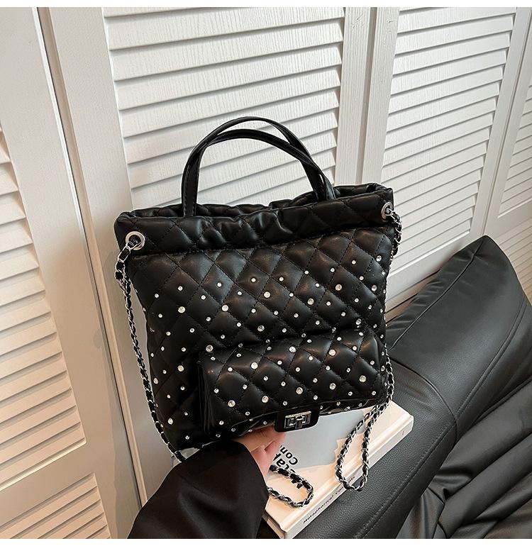 

Korean version of fashion handbag bag women s 2025 new simple diamond chain bag casual versatile backpack чорний