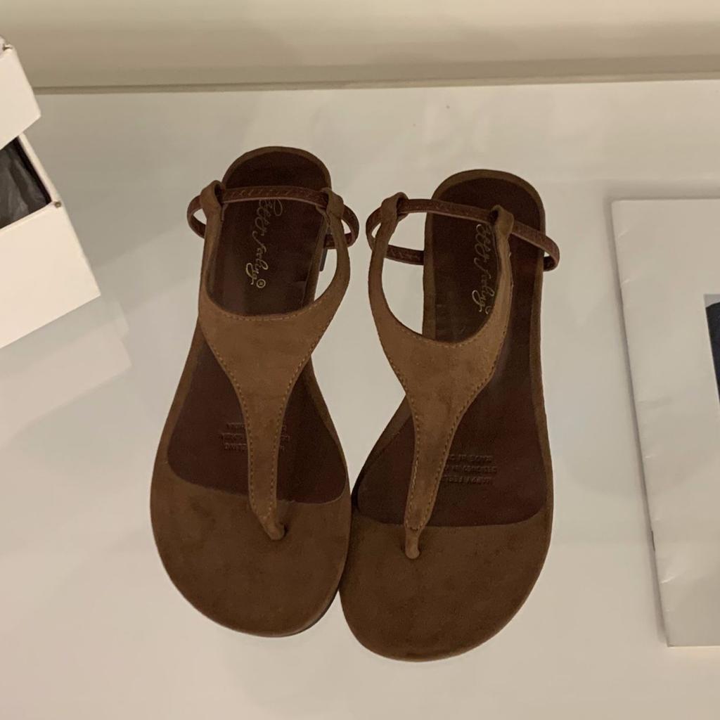 Flat-bottomed retro vacation wind pinch sandals fairy shoes 2025 new summer black versatile beach Roman shoes