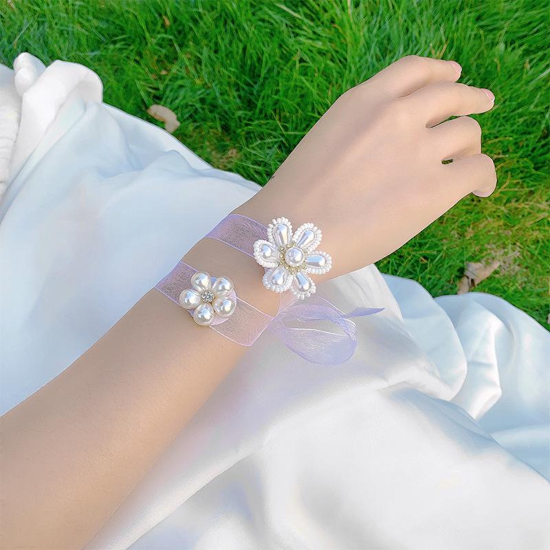 Bílá náramková kytice pro družičku: Náramek s vílími květy pro svatbu a oslavy sestersví