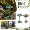 Vogeltränke mit kleiner Vogeldekoration für den Garten im Freien