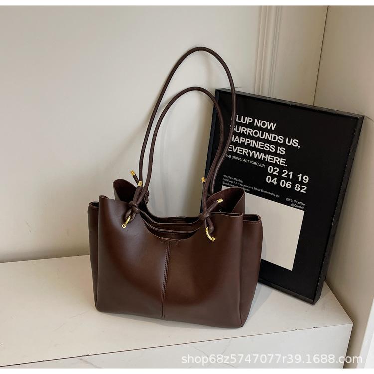 

Large-capacity fashionable retro shoulder bag women s 2025 new commuter bag niche high-end simple tote bag