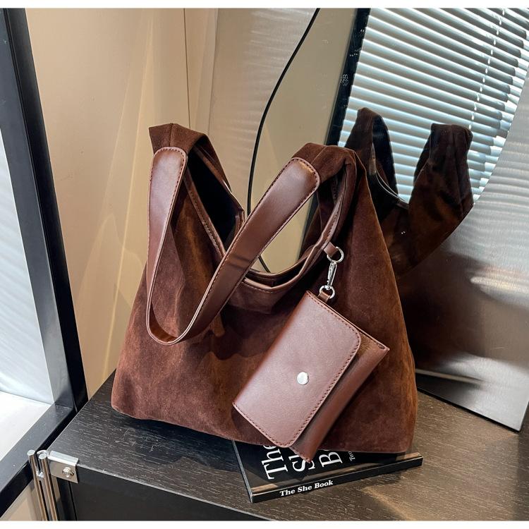 

Ретро сумка женская большой вместимости новая осенне-зимняя универсальная повседневная на плечо сумка для покупок сумка-тоут для поездок на работу темно-коричневого