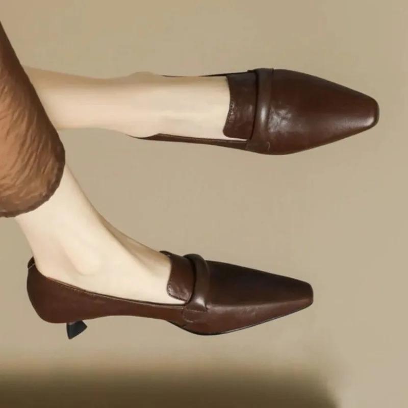 Französisches Retro-Temperament Damenschuhe mit niedrigem Absatz Frühling neue Leder spitze hohe Absätze kleine Lederschuhe große Größe 43