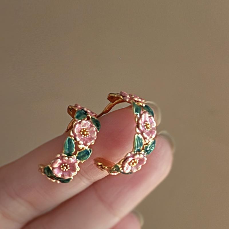 

Очаровательные серьги-пусеты с розовой розой и изысканным цветочным дизайном розовый