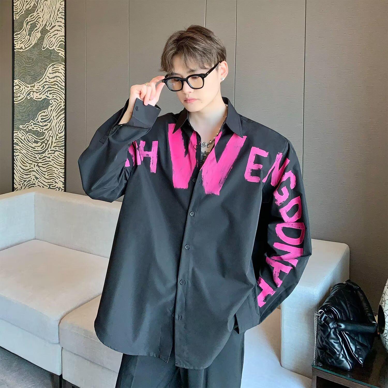 

Модная мужская рубашка с длинным рукавом и подплечниками с рисунком в виде граффити — стильная и повседневная. L чёрный