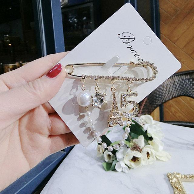 Rabbit Crown Fur Charm Simulated Pearl Brooch Pins Women Fringe Flower Ball Pearl Pendant Tassel Letter Winter Brooches