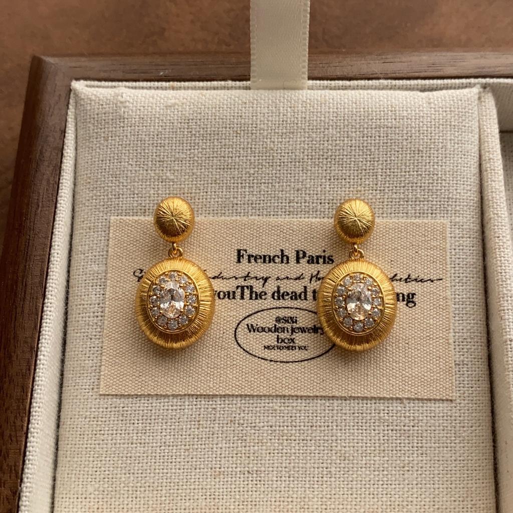 Multi-layer three-dimensional petal flower stud earrings, simple temperament, retro elegance, natural softness, daily high-end earrings